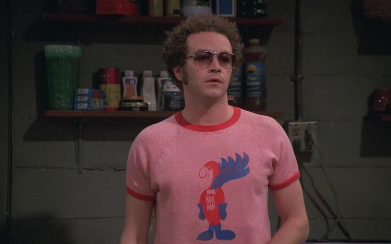 Danny Masterson as Steven Wears Bud Man Logo Budweiser Pink T-Shirt Outfit in That '70s Show