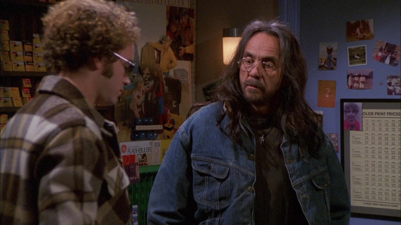 General Electric (GE) Flash Bulbs in That '70s Show S03E10