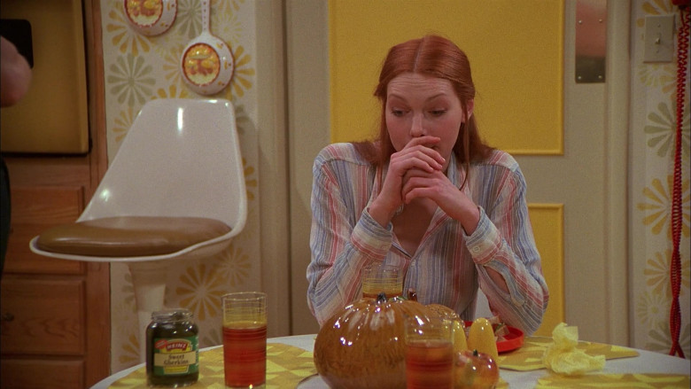 Heinz Sweet Gherkins Enjoyed by Laura Prepon as Donna Pinciotti in That '70s Show S01E04