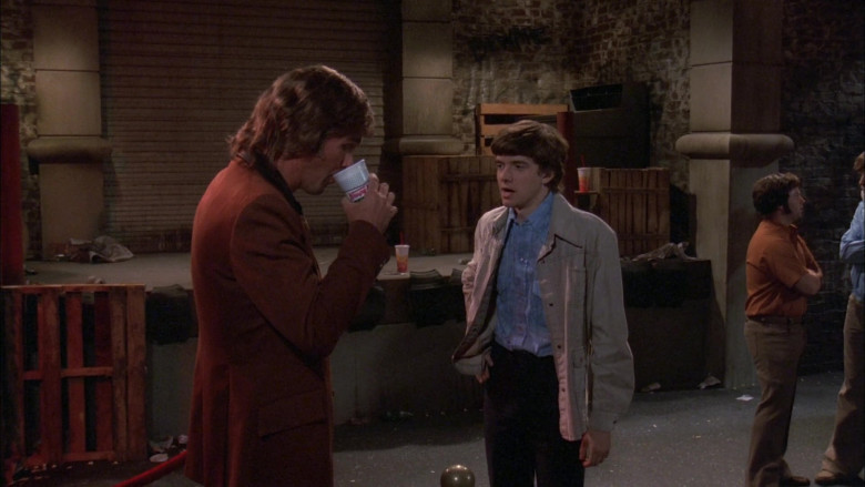 Krispy Kreme Coffee Cup in That ’70s Show S02E03 (1)