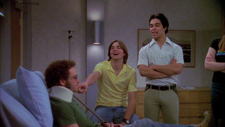 Lacoste Yellow Shirt Outfit of Young Ashton Kutcher in That '70s Show S06E25 (3)