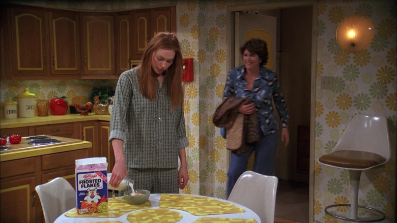 Laura Prepon as Donna Pinciotti Eating Kellogg's Frosted Flakes Cereal in That '70s Show (1)