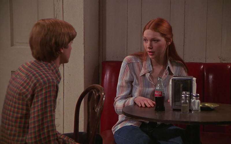 Laura Prepon as Donna Pinciotti Enjoying Coca-Cola Soda Drink in That '70s Show S01E04