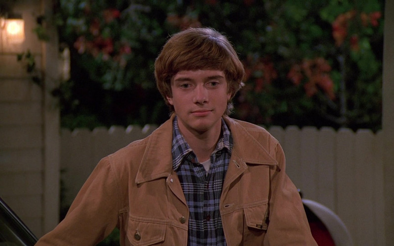 Lee Jacket, Plaid Shirt and Blue Jeans Outfit of Topher Grace as Eric Forman in That ’70s Show S01E06 (3)