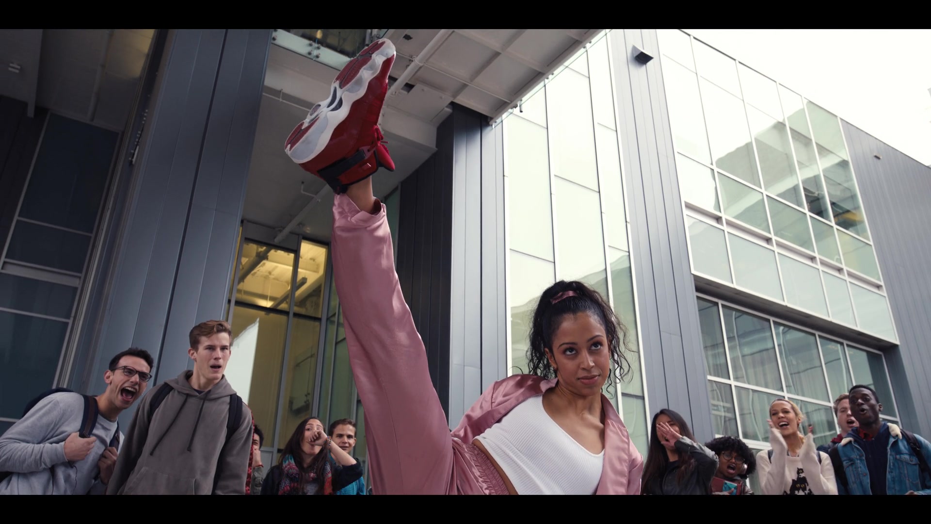 Slip schoenen geest Raad Jordan 6 Red High Top Sneakers Of Liza Koshy In Work It (2020)