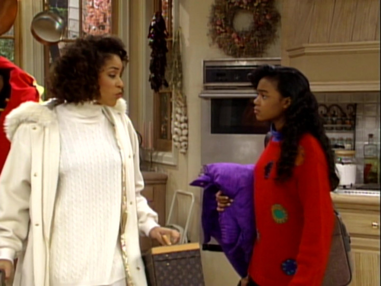 Louis Vuitton Bag of Karyn Parsons as Hilary Banks in The Fresh Prince of Bel-Air S02E13 (1)