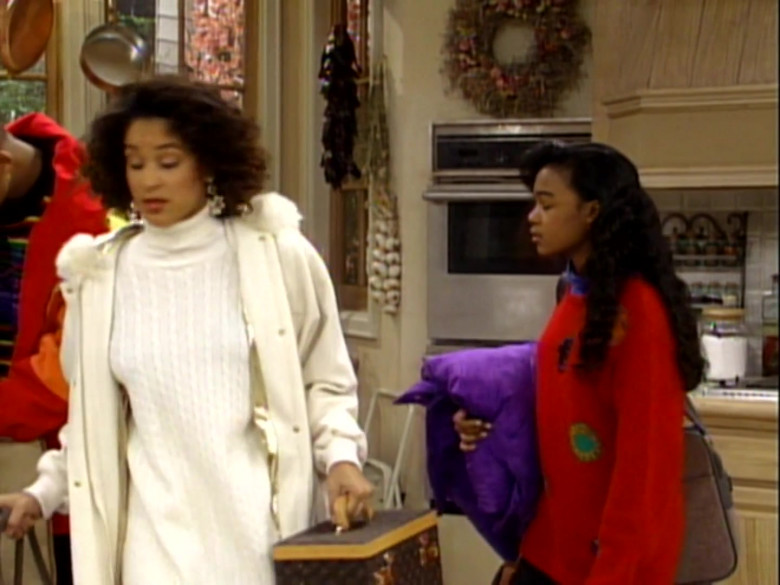 Louis Vuitton Bag of Karyn Parsons as Hilary Banks in The Fresh Prince of Bel-Air S02E13 (2)