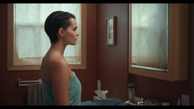 Love Beauty and Planet Hair Spray of Brianna Hildebrand as Elodie Davis in Trinkets S02E02 (1)