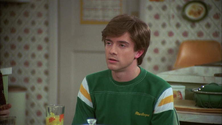MacGregor Green T-Shirt Outfit Worn by Actor Topher Grace as Eric Forman in That '70s Show S07E22 (2)