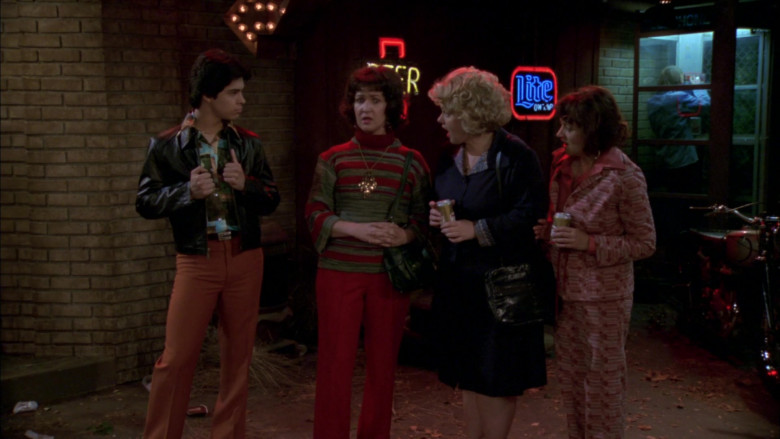 Miller Lite Beer Neon Sign in That '70s Show S02E19 (2)