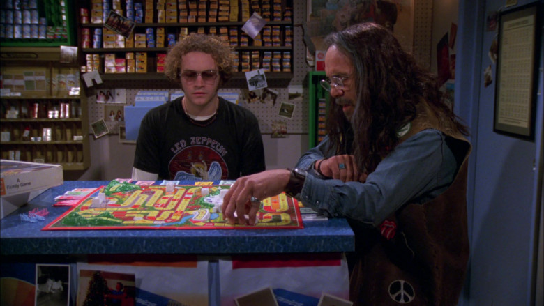 Milton Bradley The Game of Life Board Game in That ’70s Show S02E18 (2)