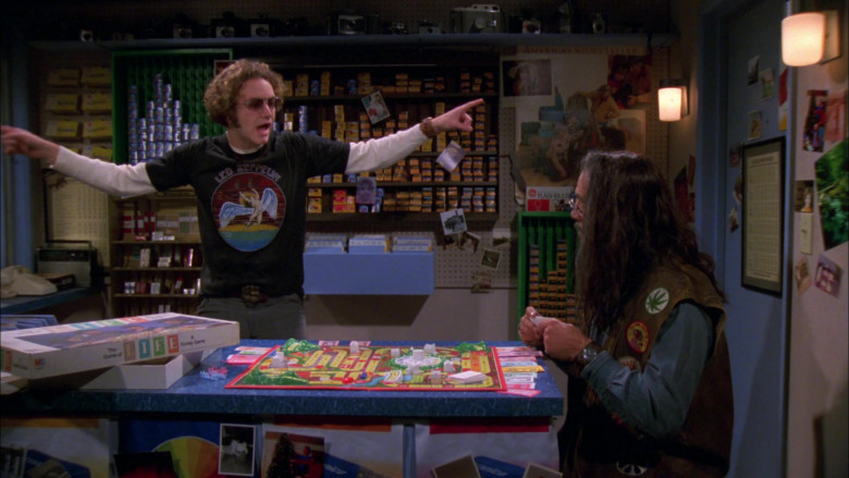 Milton Bradley The Game of Life Board Game in That ’70s Show S02E18 (3)