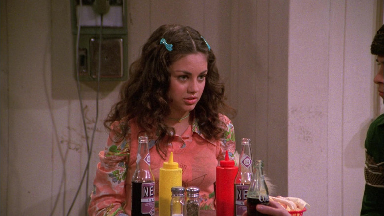 Nehi Grape Soda and Coca-Cola of Mila Kunis as Jackie Burkhart in That ’70s Show S01E11 (2)