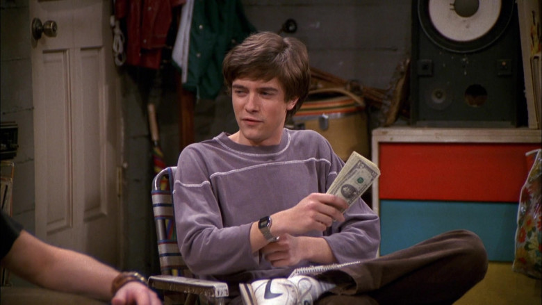 Nike Sneakers, Velvet Brown Pants and Purple Sweatshirt Outfit of Topher Grace as Eric in That '70s Show S03E21 (2)