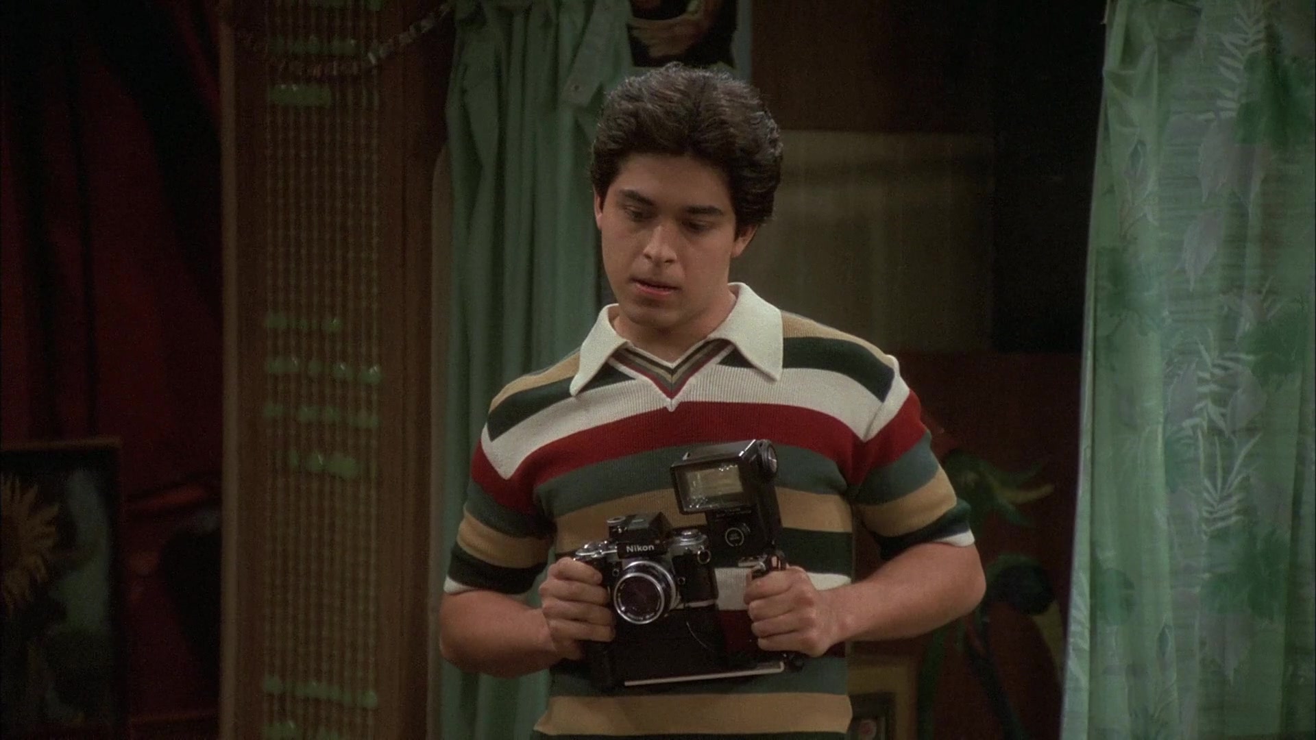 Nikon Camera Of Wilmer Valderrama As Fez In That &#39;70s Show S05E24 &quot;Immigrant Song&quot; (2003)