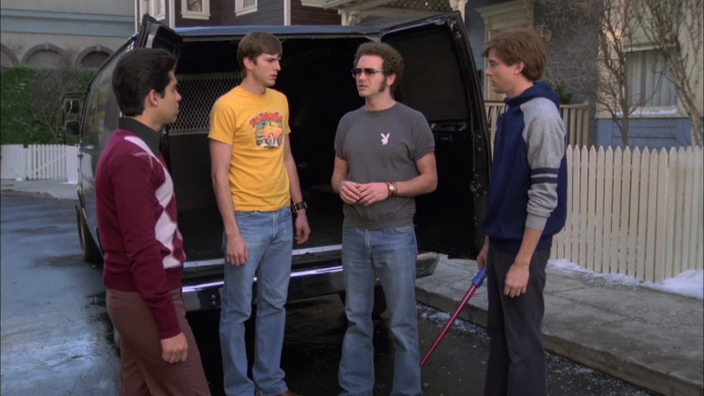 Playboy T-Shirt and Men's Flared Jeans Outfit Worn by Danny Masterson as Steven in That '70s Show S07E13 (4)