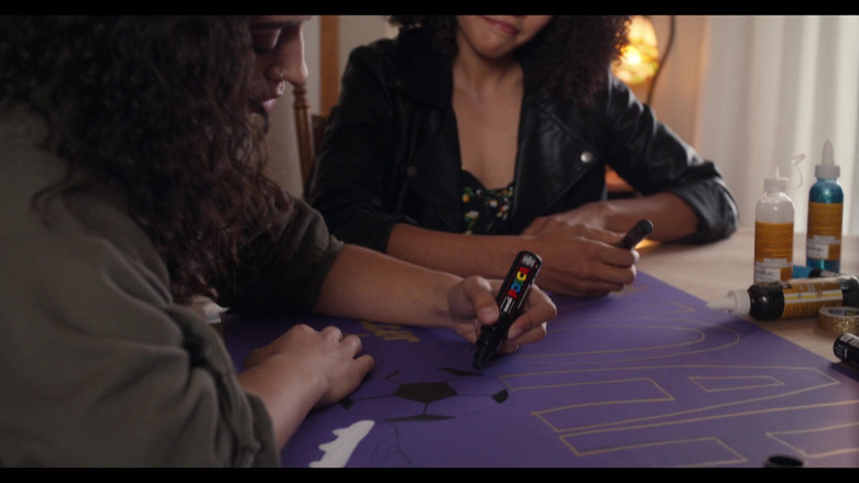 Posca Paint Marker Pen Used by Actress Kiana Madeira as Moe Truax in Trinkets S02E05 Netflix TV Show