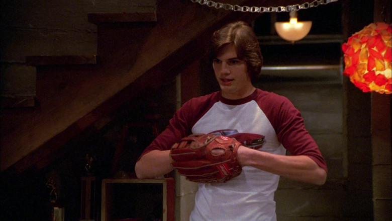 Rawlings Baseball Glove of Ashton Kutcher as Michael Kelso in That ’70s Show S02E22 (2)