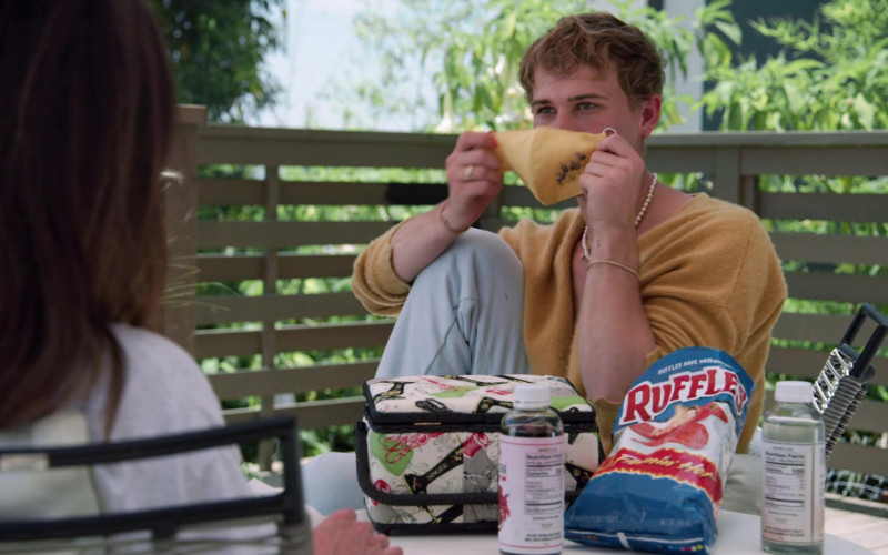 Ruffles Chips of Tommy Dorfman as Oscar in Love in the Time of Corona S01E01 (1)