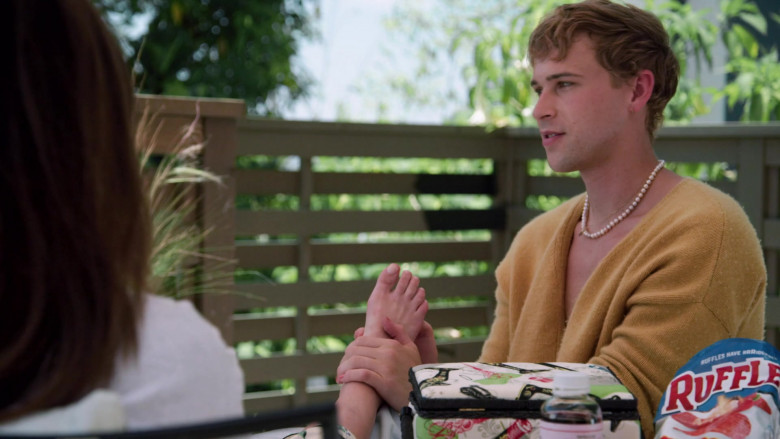 Ruffles Chips of Tommy Dorfman as Oscar in Love in the Time of Corona S01E01 (2)