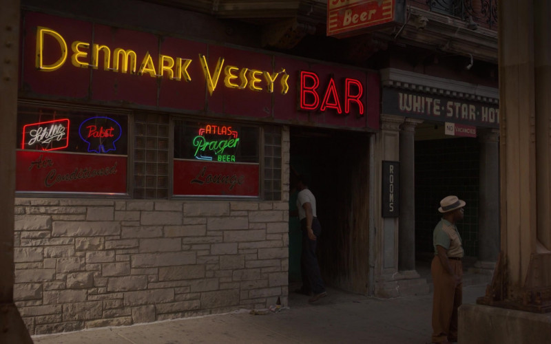 Schlitz and Pabst Beer Neon Signs in Lovecraft Country S01E01