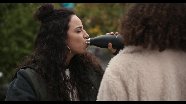 Kiana Madeira Films Et Programmes Tv S'well Bottle Of Kiana Madeira As Moe Truax In Trinkets S02E01