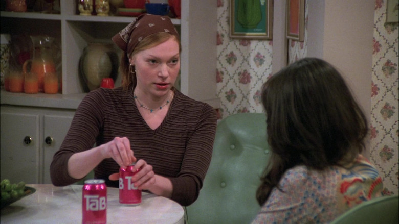 TAB Soda Enjoyed by Laura Prepon as Donna Pinciotti in That '70s Show S06E15 (1)