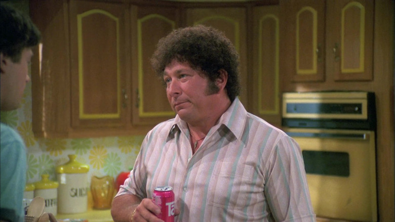 TAB Soda of Don Stark as Bob Pinciotti in That '70s Show S05E02