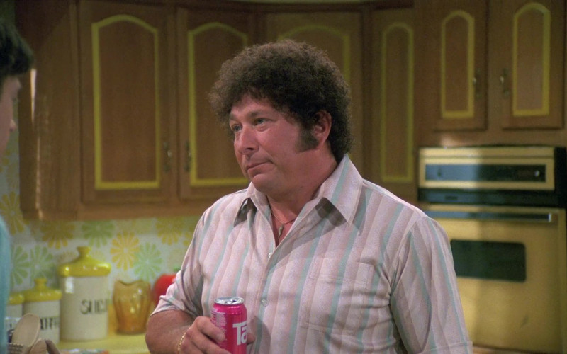 TAB Soda of Don Stark as Bob Pinciotti in That '70s Show S05E02