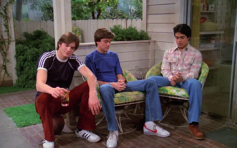 That '70s Show Outfit Styles – Nike White Shoes, Blue Tee and Jeans