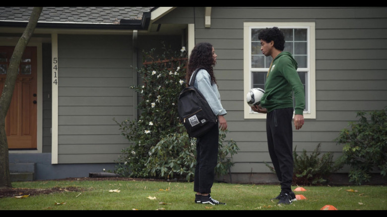 Vans Shoes and Herschel Backpack of Actress Kiana Madeira as Moe in Trinkets S02E05 TV Series