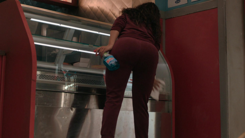 Windex Cleaner in The Chi S03E09 Lackin' (2020)