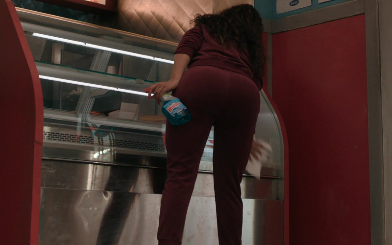 Windex Cleaner in The Chi S03E09 Lackin’ (2020)