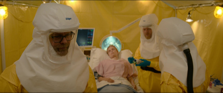 Actors Wear Dräger protection equipment in Utopia S01E04 TV Show (1)