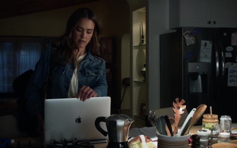 Apple MacBook Laptop Used by Jessica Alba as Nancy McKenna in L.A.'s Finest S02E03 (1)