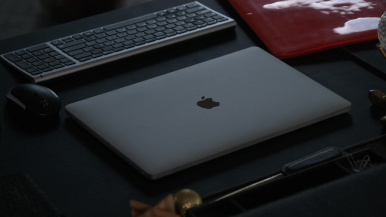 Apple MacBook Laptop in L.A.'s Finest S02E06