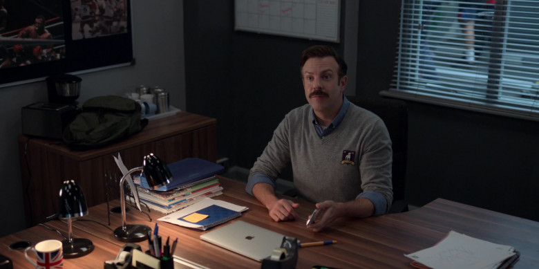Apple MacBook Laptop of Jason Sudeikis in Ted Lasso S01E09