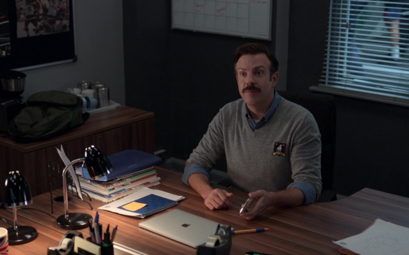 Apple MacBook Laptop of Jason Sudeikis in Ted Lasso S01E09