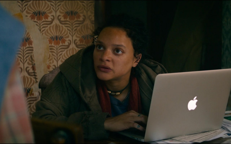 Apple MacBook Laptop of Sasha Lane as Jessica Hyde in Utopia S01E06 TV Series