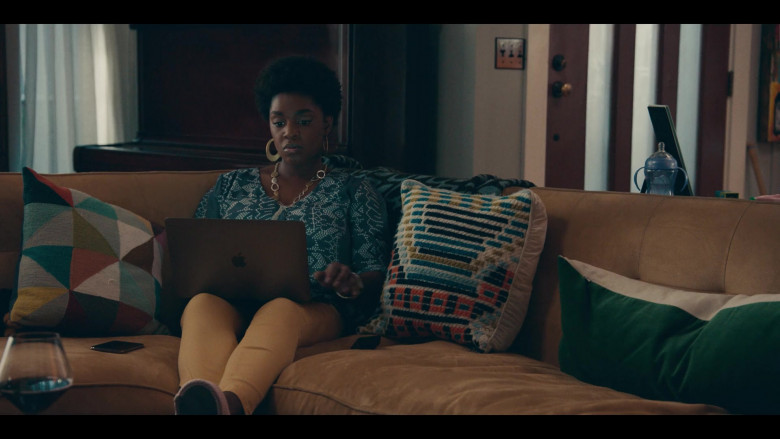 Apple MacBook Laptop of Yaani King Mondschein as Christine in Sneakerheads S01E04 (1)