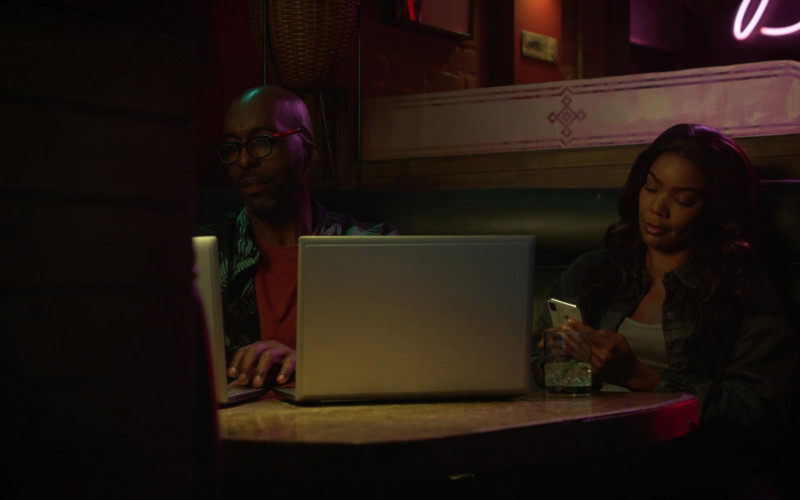Apple iPhone Smartphone of Gabrielle Union as Sydney ‘Syd' Burnett in L.A.'s Finest S02E01