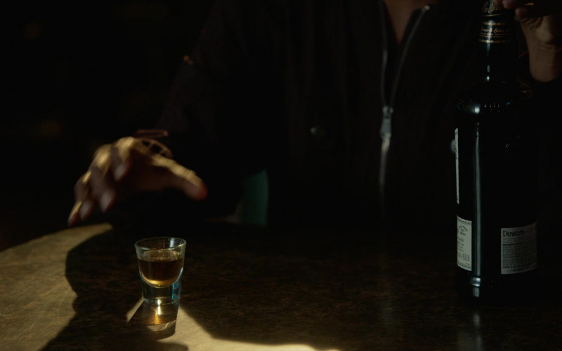 Dewar’s Blended Scotch Whisky in L.A.’s Finest S02E04