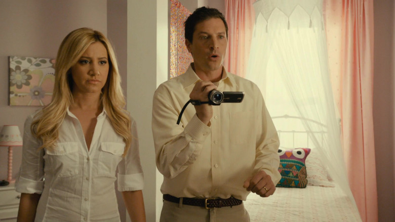 JVC Video Camera of Simon Rex as Dan Sanders in Scary Movie 5 (1)