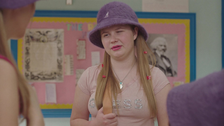 Kangol Hat and Guess T-Shirt Outfit of Ashlee Grubbs as Maura in PEN15 S02E04 (2)