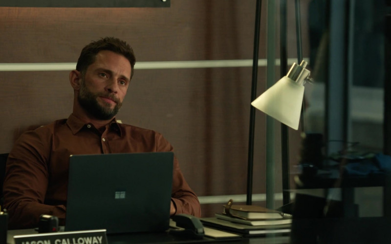 Microsoft Surface Laptop of David Fumero as Jason Calloway in L.A.'s Finest S02E02 (1)