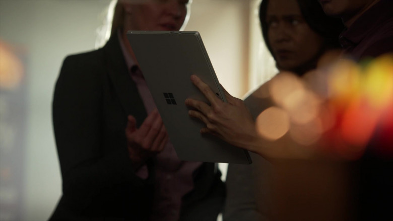 Microsoft Surface Tablet in L.A.'s Finest S02E04 (1)