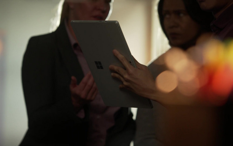 Microsoft Surface Tablet in L.A.'s Finest S02E04 (1)