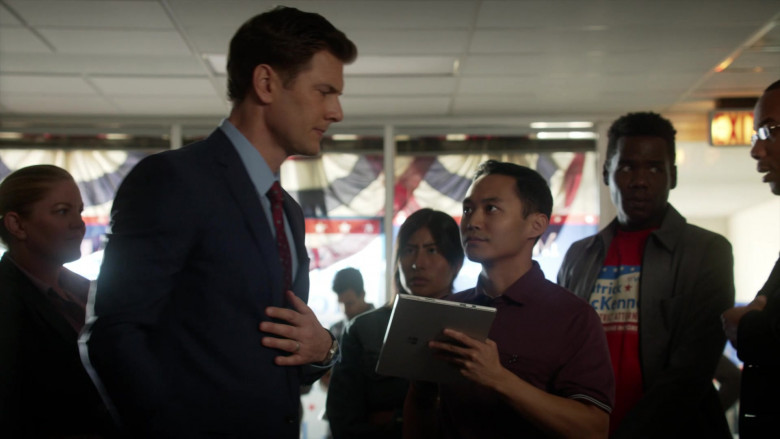 Microsoft Surface Tablet in L.A.'s Finest S02E04 (2)