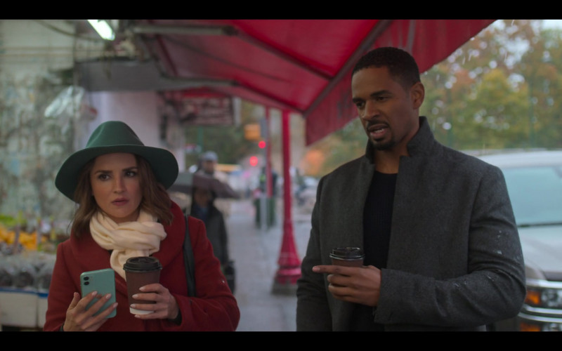 Rachael Leigh Cook Using Apple iPhone Green Smartphone in Love, Guaranteed (2020) Netflix Movie