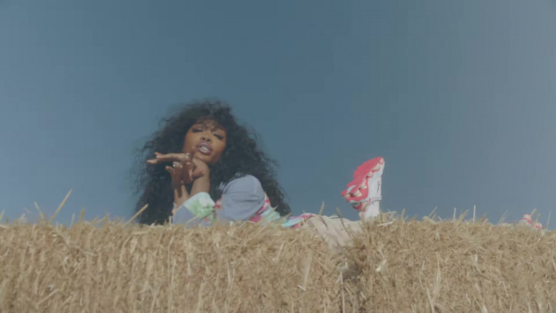 SZA Nike Shoes in “Hit Different” Music Video (2)